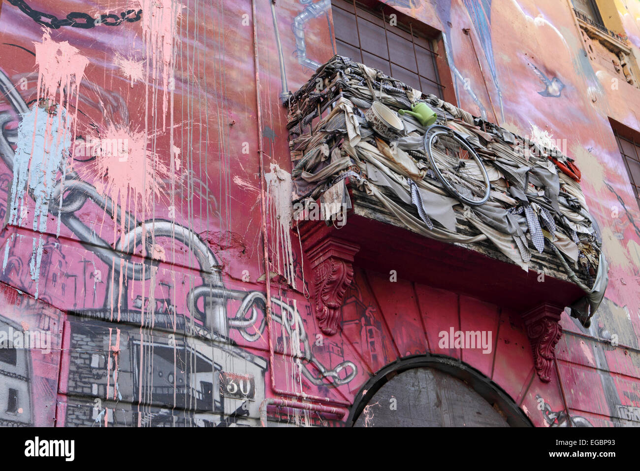 Facciata di edificio, con graffiti murali e austerità economica guai a Barcellona Spagna Foto Stock