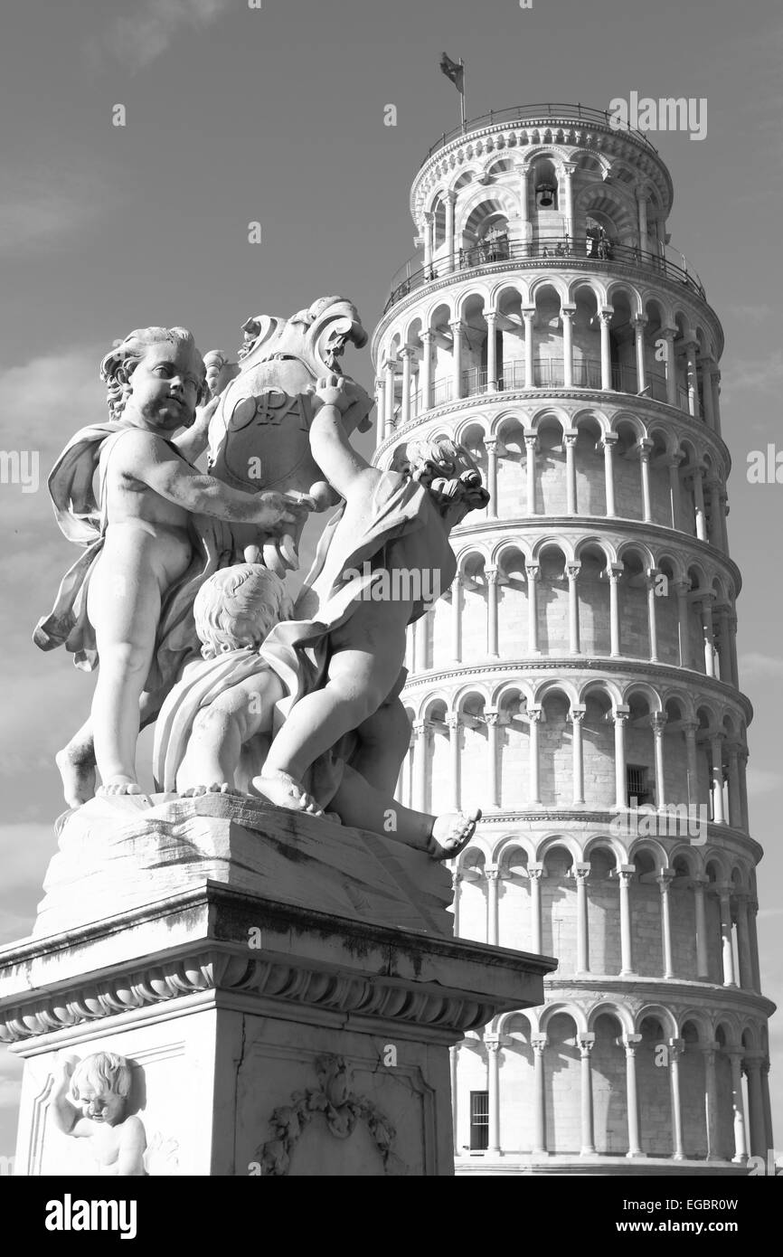 La Torre Pendente di Pisa e la Fontana dei Putti statua, Italia. Immagine in bianco e nero Foto Stock