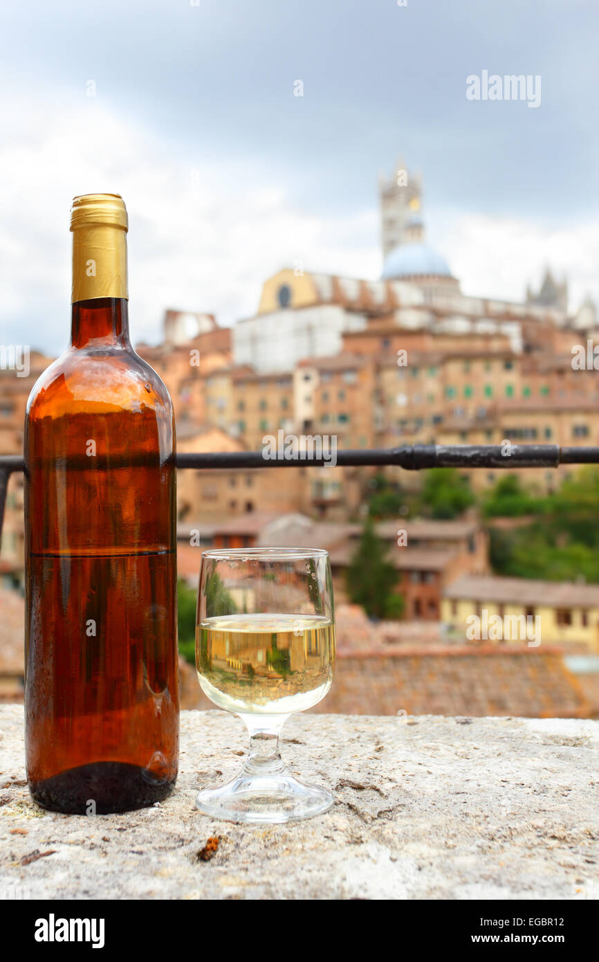 Vetro e bottiglia di locali di vino bianco in Toscana, Siena, Italia Foto Stock