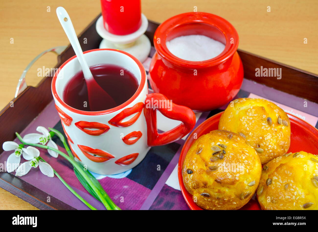 Labbro modellato tazza da tè e pane di mais su un vassoio Foto Stock