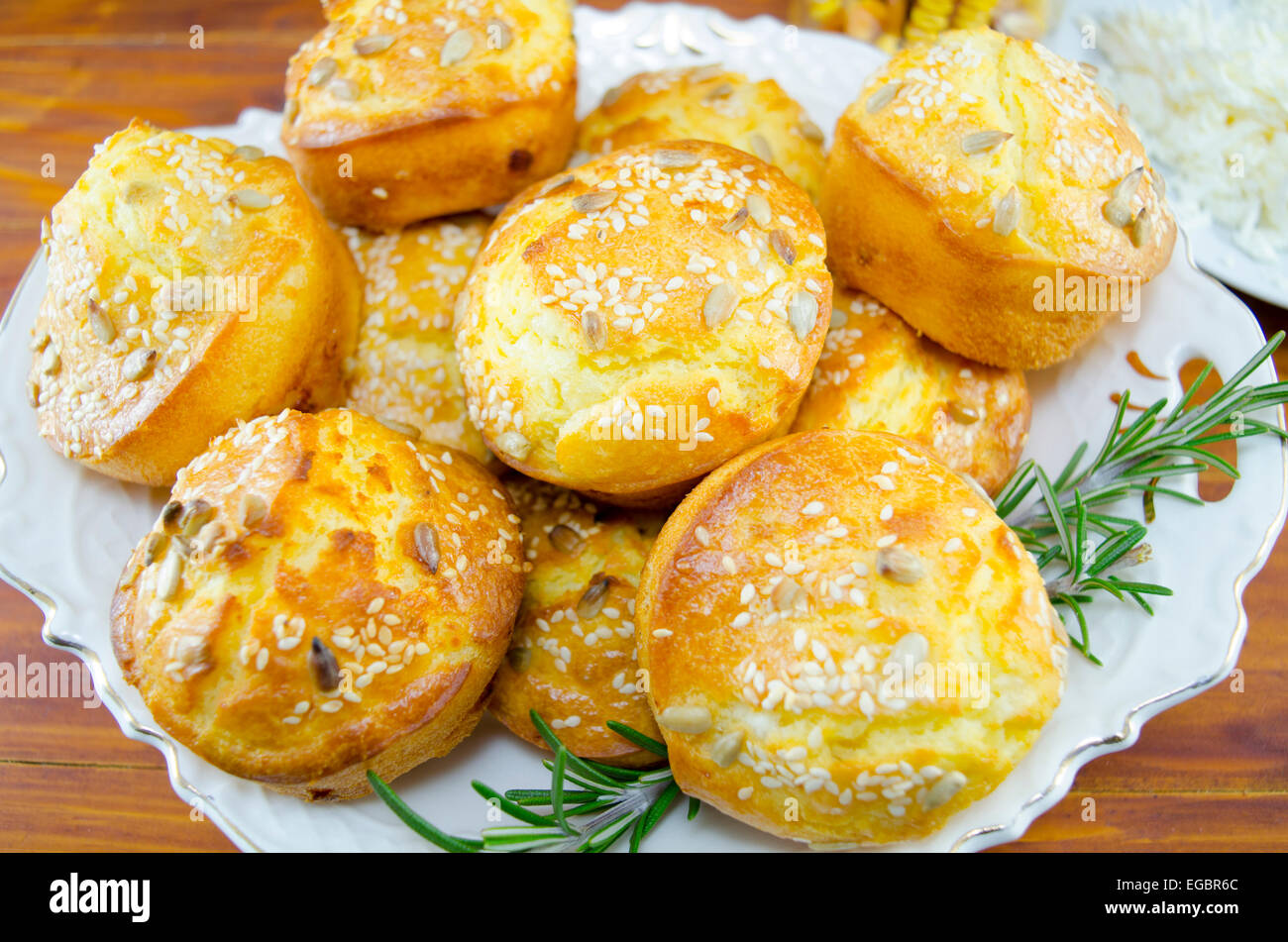 Deliziosa dorata il pane di mais con sesamo su una piastra Foto Stock