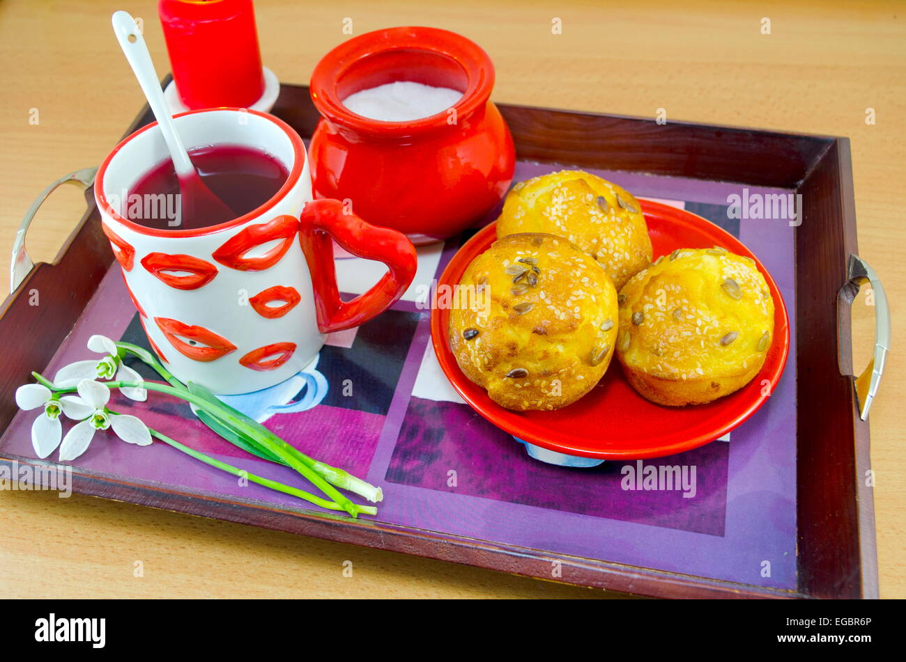 Labbro modellato tazza da tè e pane di mais su un vassoio Foto Stock