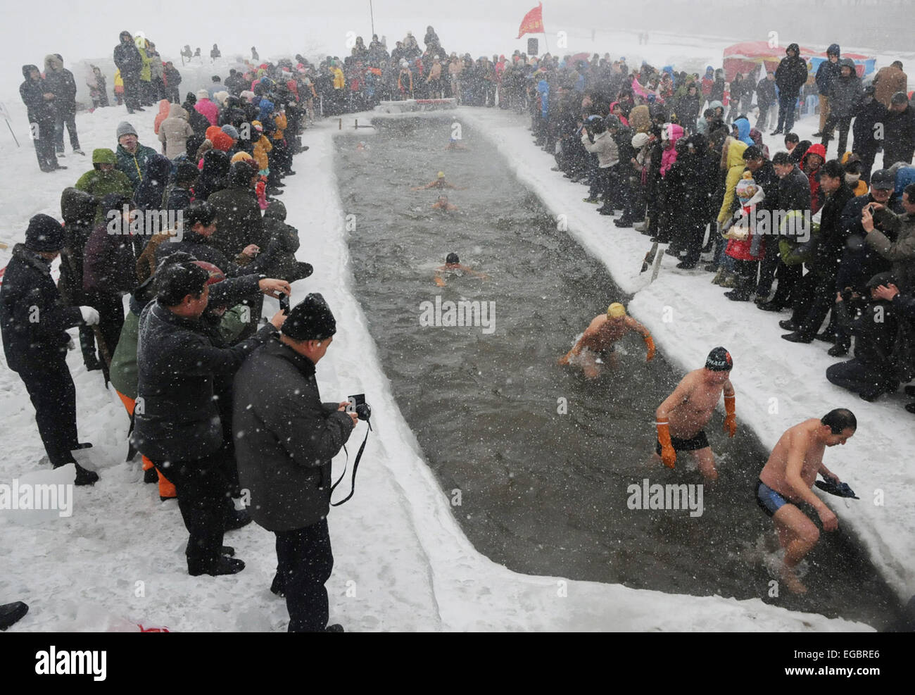 Mudanjiang, la Cina della Provincia di Heilongjiang. Il 22 febbraio, 2015. In inverno gli appassionati di nuoto a piedi fuori acqua ghiacciata durante un inverno-evento di nuoto in Mudanjiang, a nord-est della Cina di Provincia di Heilongjiang, 22 febbraio, 2015. Più di 200 inverno-dilettanti di nuoto qui riuniti per sfidare il freddo pungente. © Zhang Chunxiang/Xinhua/Alamy Live News Foto Stock