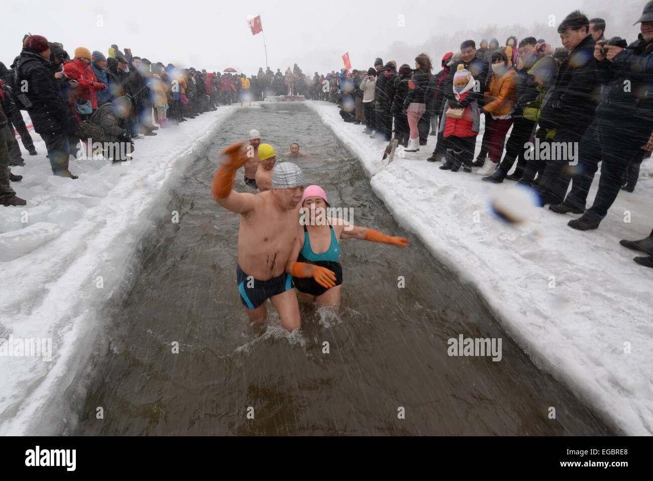 Mudanjiang, la Cina della Provincia di Heilongjiang. Il 22 febbraio, 2015. In inverno gli appassionati di nuoto a piedi fuori acqua ghiacciata durante un inverno-evento di nuoto in Mudanjiang, a nord-est della Cina di Provincia di Heilongjiang, 22 febbraio, 2015. Più di 200 inverno-dilettanti di nuoto qui riuniti per sfidare il freddo pungente. © Zhang Chunxiang/Xinhua/Alamy Live News Foto Stock
