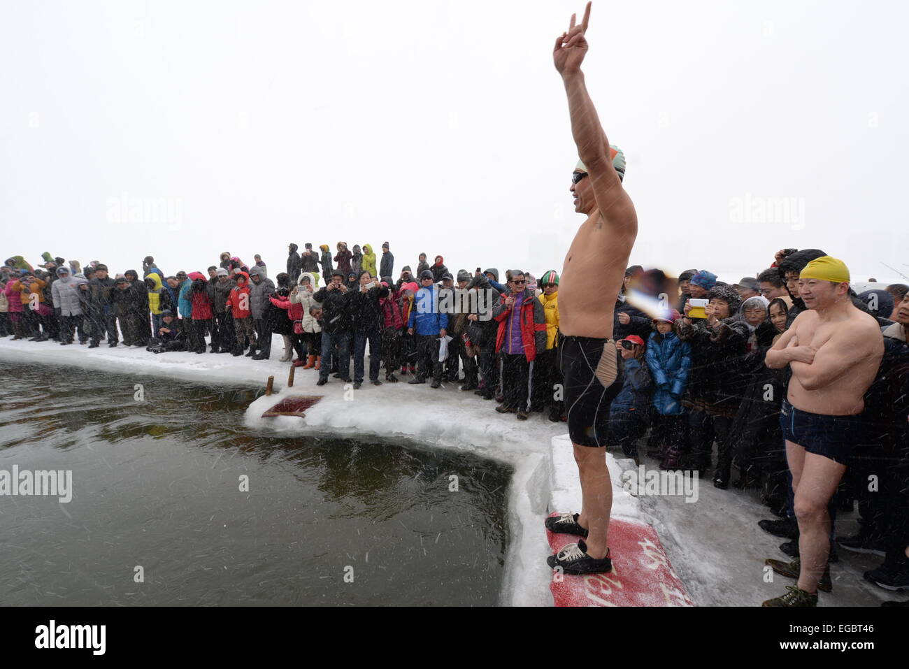 Mudanjiang, la Cina della Provincia di Heilongjiang. Il 22 febbraio, 2015. Un inverno-nuoto amatoriale si prepara a saltare in acqua ghiacciata durante un inverno-evento di nuoto in Mudanjiang, a nord-est della Cina di Provincia di Heilongjiang, 22 febbraio, 2015. Più di 200 inverno-dilettanti di nuoto qui riuniti per sfidare il freddo pungente. © Zhang Chunxiang/Xinhua/Alamy Live News Foto Stock