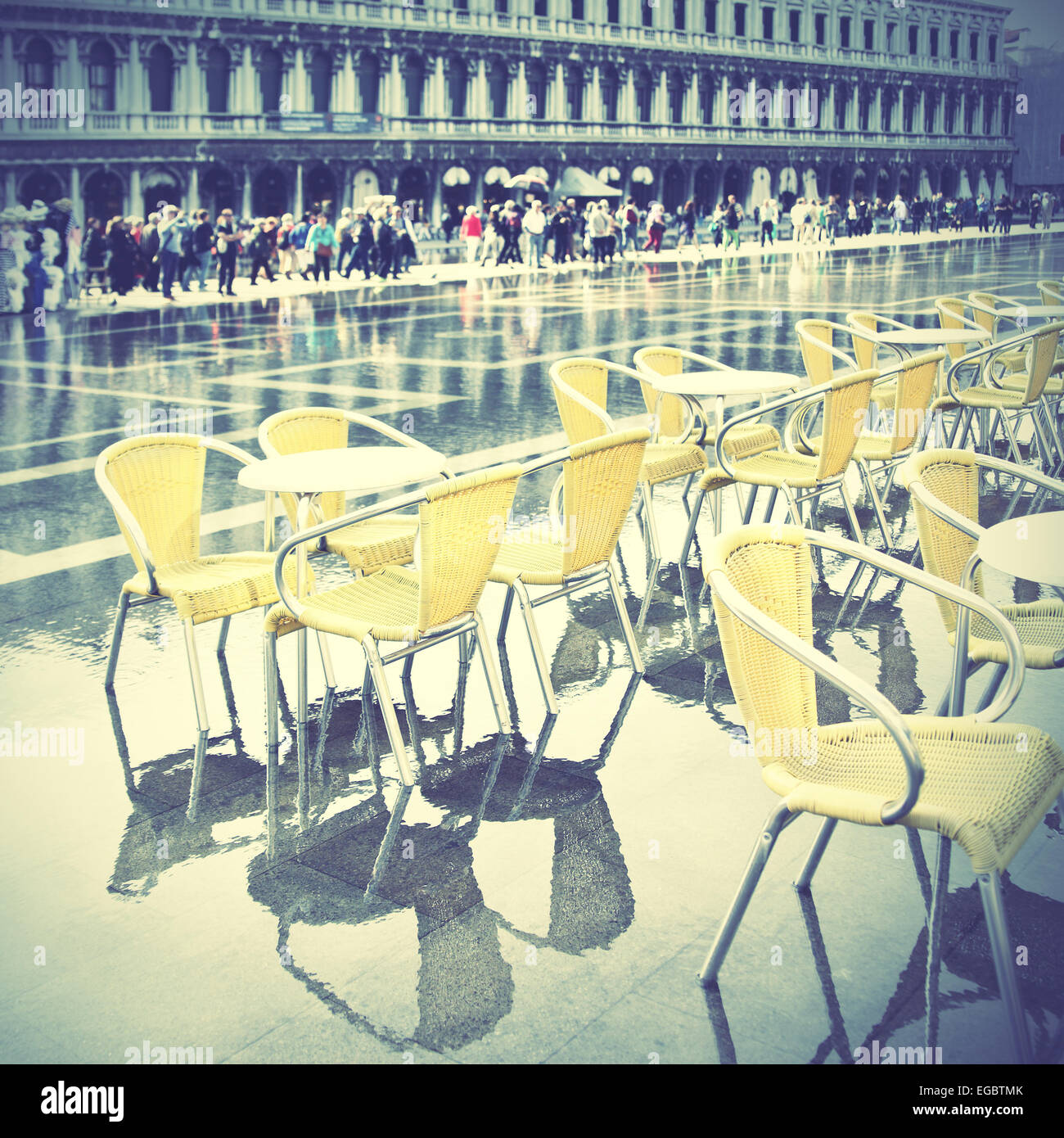 L'acqua alta in piazza San Marco a Venezia. In stile retrò filtred immagine Foto Stock