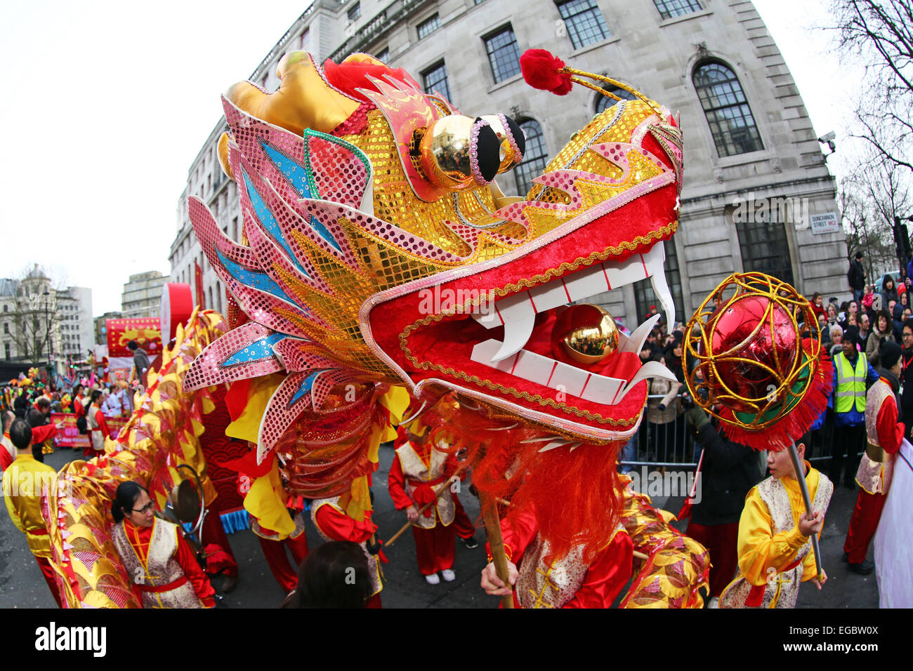 Londra, Regno Unito. Il 22 febbraio 2015. Dragon ballerini presso il Nuovo Anno Cinese Parade 2015, Londra per l'anno di capra o di pecora. Credito: Paul Brown/Alamy Live News Foto Stock