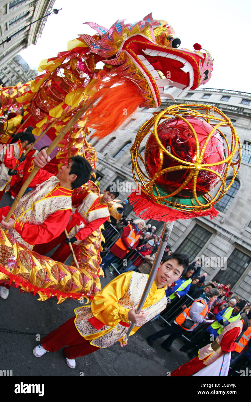 Londra, Regno Unito. Il 22 febbraio 2015. Dragon ballerini presso il Nuovo Anno Cinese Parade 2015, Londra per l'anno di capra o di pecora. Credito: Paul Brown/Alamy Live News Foto Stock