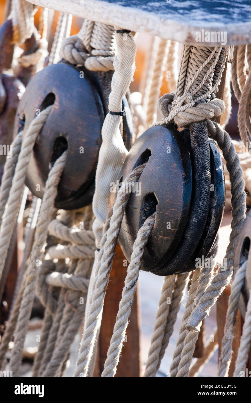 Blocco tipico e attrezzatura come usato sulle navi a vela. Parte del rigging della replica 1703 russo uomo di guerra fregata lo Shtandant. Foto Stock