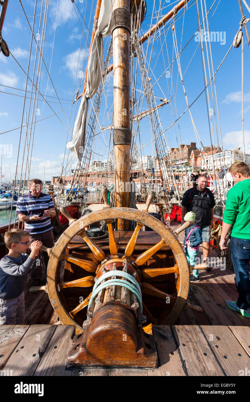 Replica Russo 1703 Frigate, Shtandart ormeggiato a Ramsgate. Vista sul ponte fino alla poppa dell'uomo di guerra con la ruota della nave e l'albero di mizzen. Foto Stock