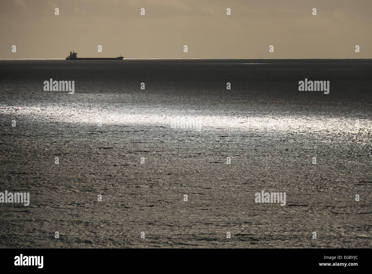 Petroliera sull orizzonte del mare soleggiato Foto Stock