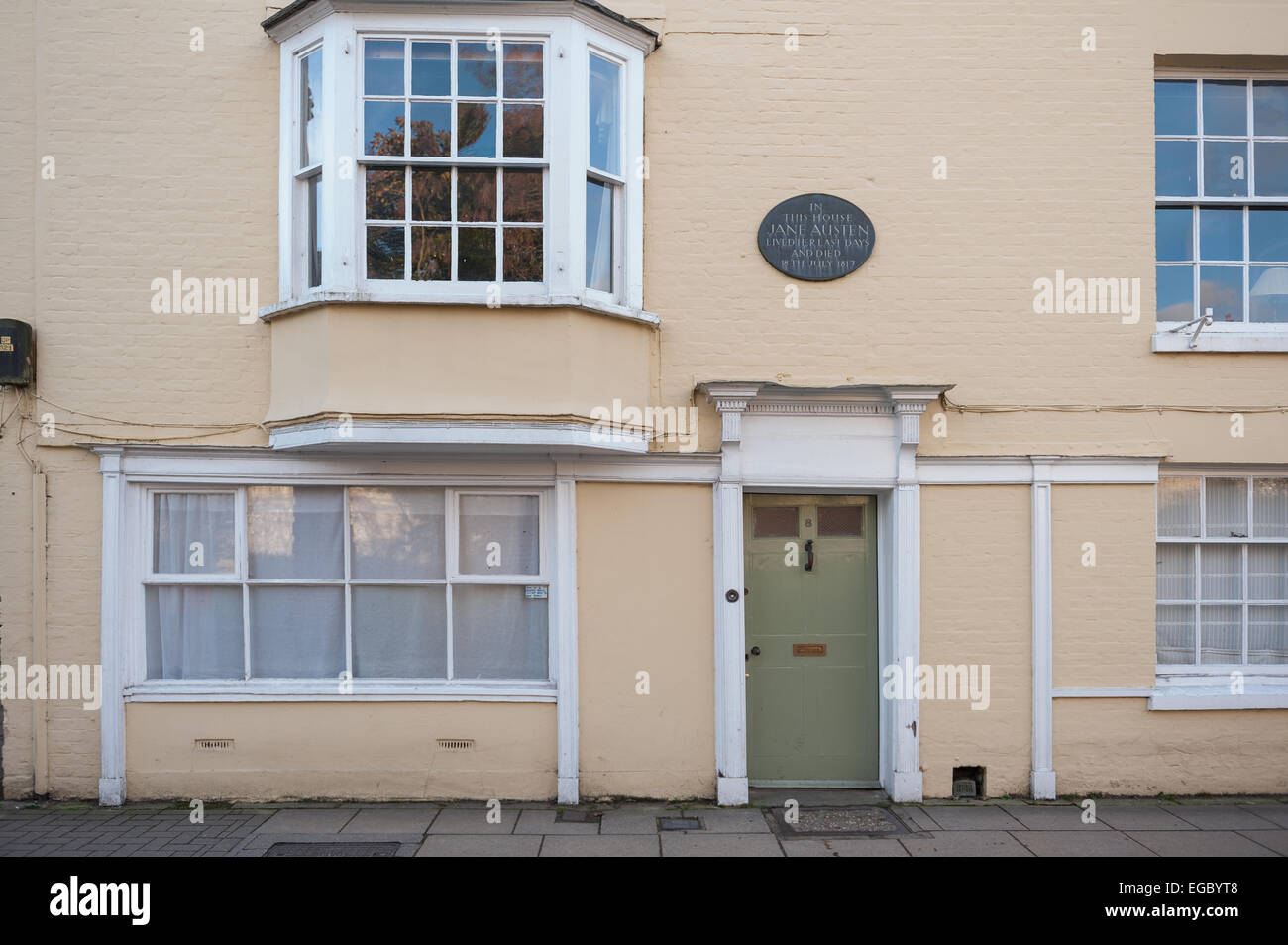 Crema esterno dipinto di casa a schiera in cui Jane Austen visse i suoi  ultimi giorni e morì il 18 luglio 1817 luogo del riposo finale Foto stock -  Alamy