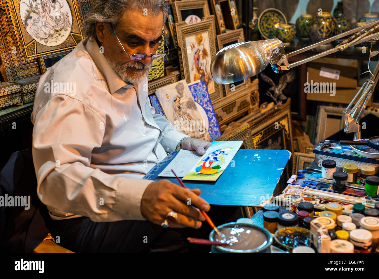 Pittore miniatore-Afarinesh Honar rende la foto sul cammello ossa, Elazig, Turchia Foto Stock