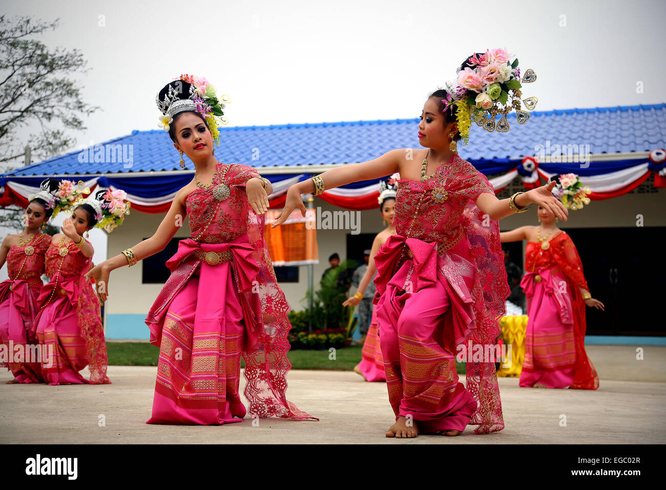 Giovani donne Thai eseguire una danza tradizionale a una cerimonia per una classe costruita di recente presso il divieto Nhong-Plong Scuola Elementare Febbraio 19, 2015 in Khok Samrong, Lop Buri, Thailandia. La scuola è stata costruire da U.S. Marines e soldati tailandesi. Foto Stock