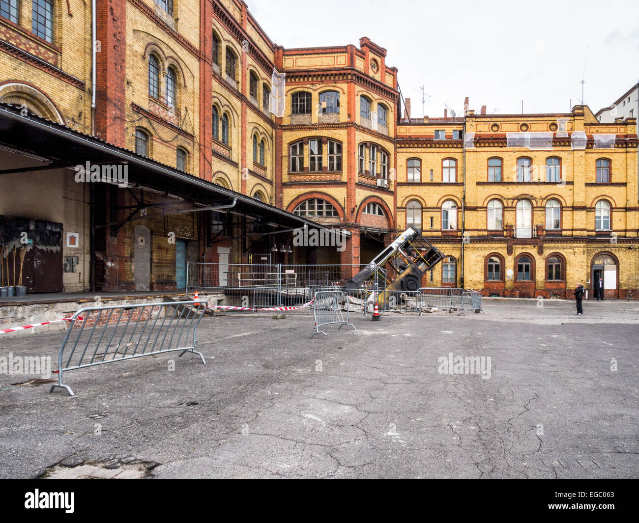 Berlino, Germania. Il 22 febbraio, 2015. Riqualificazione del Bötzow birrificio Prenzlauerberg è in corso. La birreria è stata acquisita dal prof. Hans Georg Näder di Otto Bock Healthcare, un medical technology company, nel 2010. Il progetto proposto da architetto britannico David Chipperfield integrerà gli edifici originali e consentire per gli edifici di nuova costruzione sul sito. Credito: Eden Breitz/Alamy Live News Foto Stock