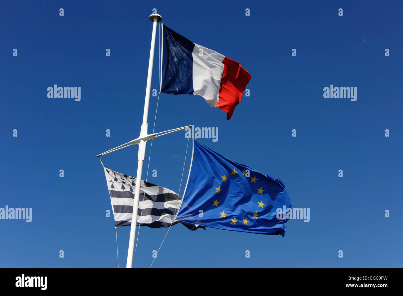 Francese bandiera nazionale,europei e Brittany bandiera,Bretagne,Francia Foto Stock