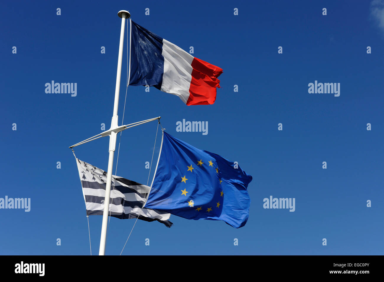 Francese bandiera nazionale,europei e Brittany bandiera,Bretagne,Francia Foto Stock