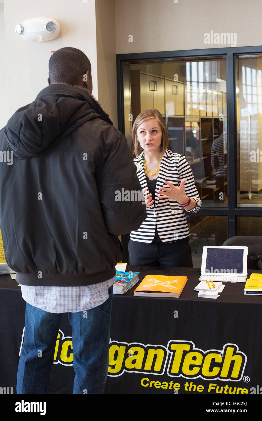 Alta scuola gli studenti e i genitori che frequentano un College Fair Foto Stock