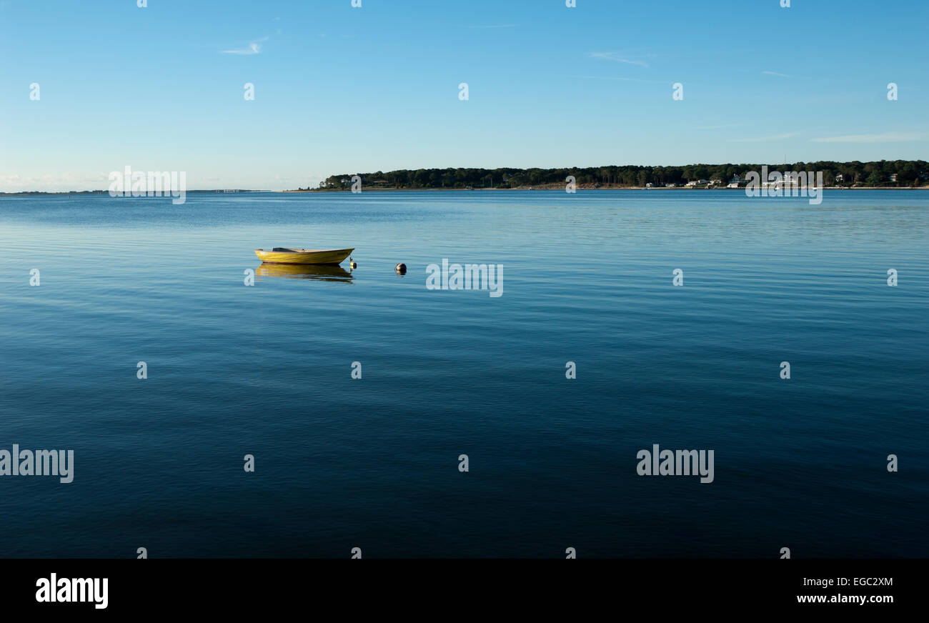 Piccola barca gialla Shinnecock Bay Hampton baie Suffolk County New York Stati Uniti d'America Foto Stock