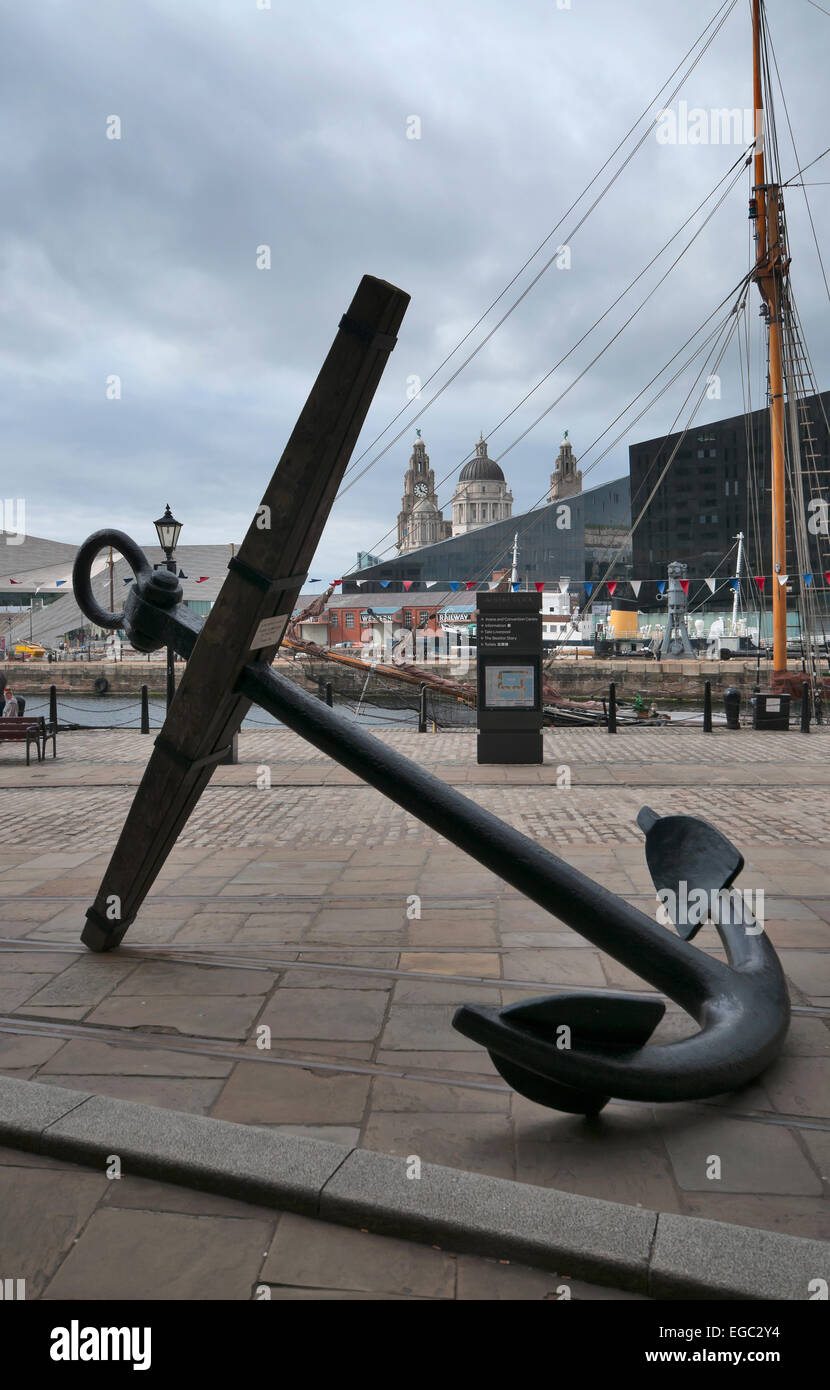 Anchor Albert Dock Liverpool England, il Liver Building in background. Foto Stock