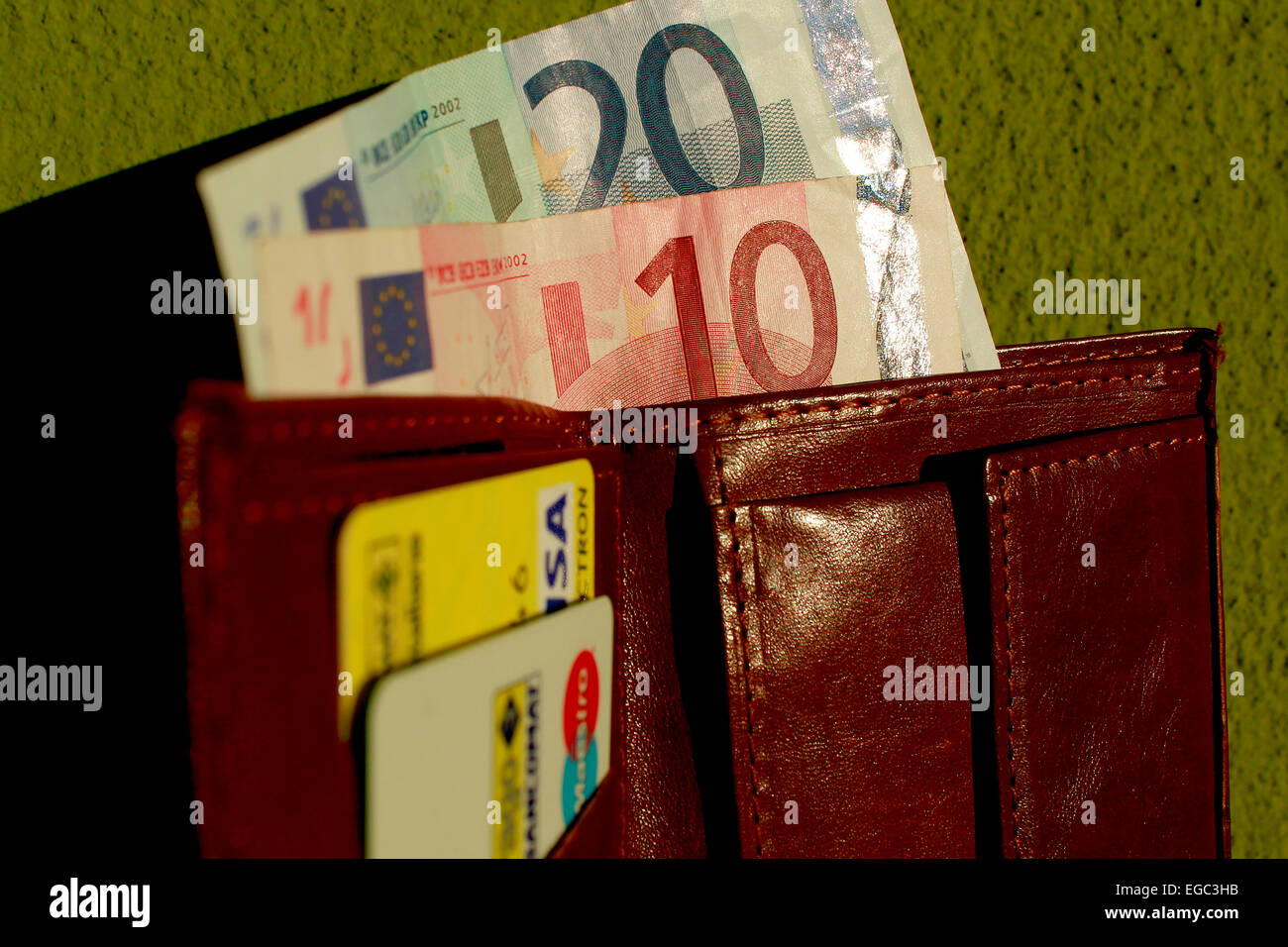 Banconote in euro e carte di credito in portafoglio Foto Stock