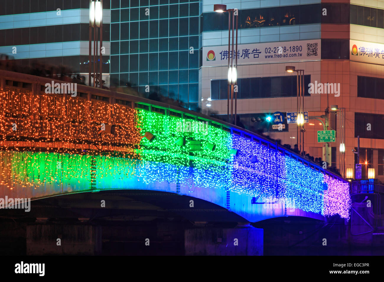 Kaohsiung, Taiwan. Il 22 febbraio, 2015. La gente che camminava sul ponte mediante il fiume dell'amore di Kaohsiung durante i festeggiamenti per il capodanno cinese. Il Capodanno cinese è un importante festival cinese ha celebrato presso la volta del calendario cinese. In Cina, è anche noto come il Festival di Primavera, la traduzione letterale del moderno nome cinese. Credito: Fabio Nodari/Alamy Live News Foto Stock