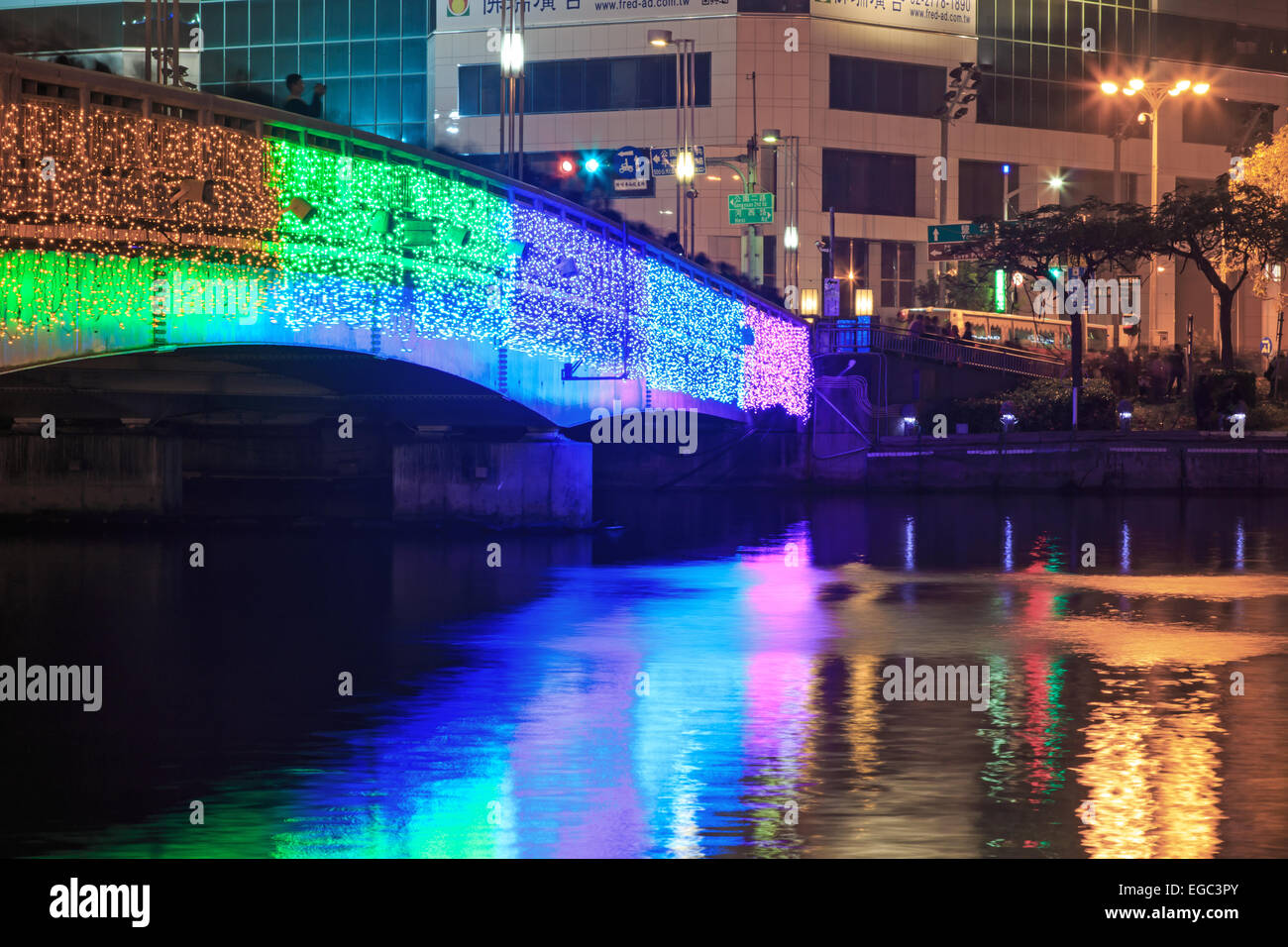 Kaohsiung, Taiwan. Il 22 febbraio, 2015. La gente che camminava sul ponte mediante il fiume dell'amore di Kaohsiung durante i festeggiamenti per il capodanno cinese. Il Capodanno cinese è un importante festival cinese ha celebrato presso la volta del calendario cinese. In Cina, è anche noto come il Festival di Primavera, la traduzione letterale del moderno nome cinese. Credito: Fabio Nodari/Alamy Live News Foto Stock