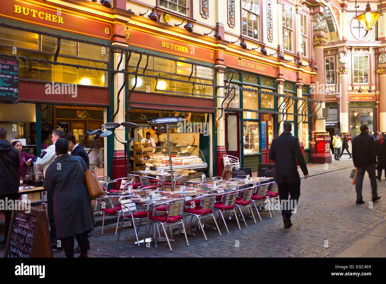 Mercato Leadenhall usato per essere un luogo di mercato nel quartiere finanziario di Londra ma ha ora morphed in un Gents luogo di incontro,Londra Foto Stock