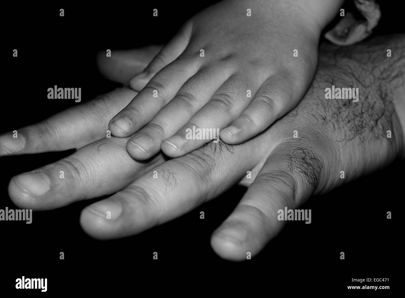Le mani del padre e figlia in bianco e nero Foto Stock