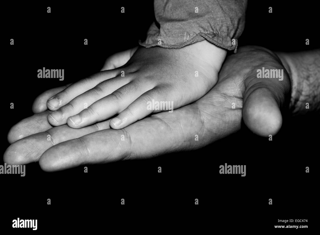 Le mani del padre e figlia in bianco e nero Foto Stock