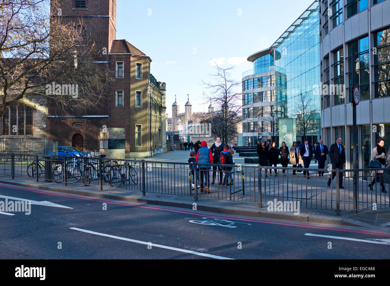 Turisti al di fuori di Torre di Londra e al Fiume Tamigi,godendo una giornata di sole in primavera,collettiva e moderni edifici vecchi,Londra Foto Stock