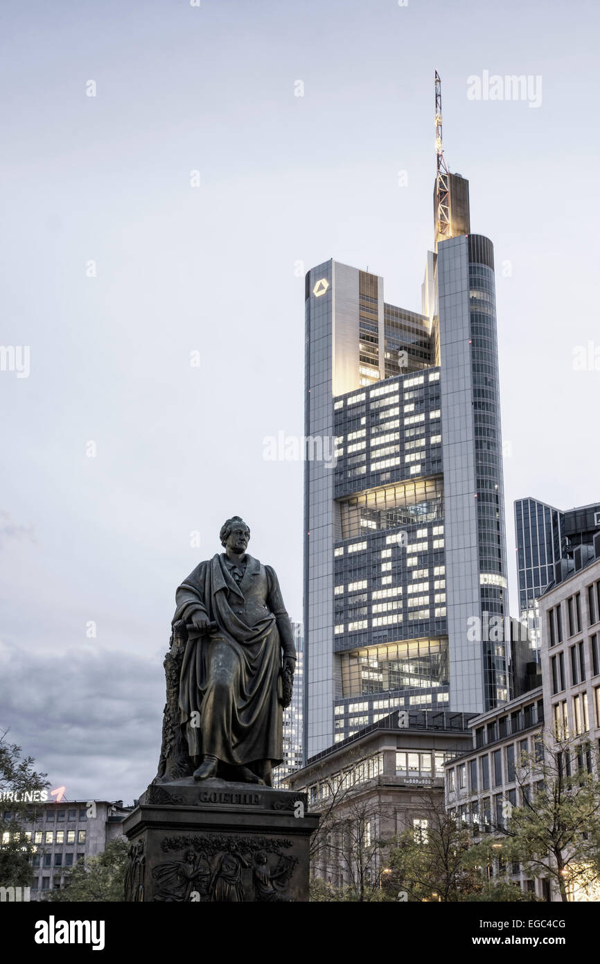 Statua di Goethe, Commerzbank, centro città, Francoforte, Germania Foto Stock