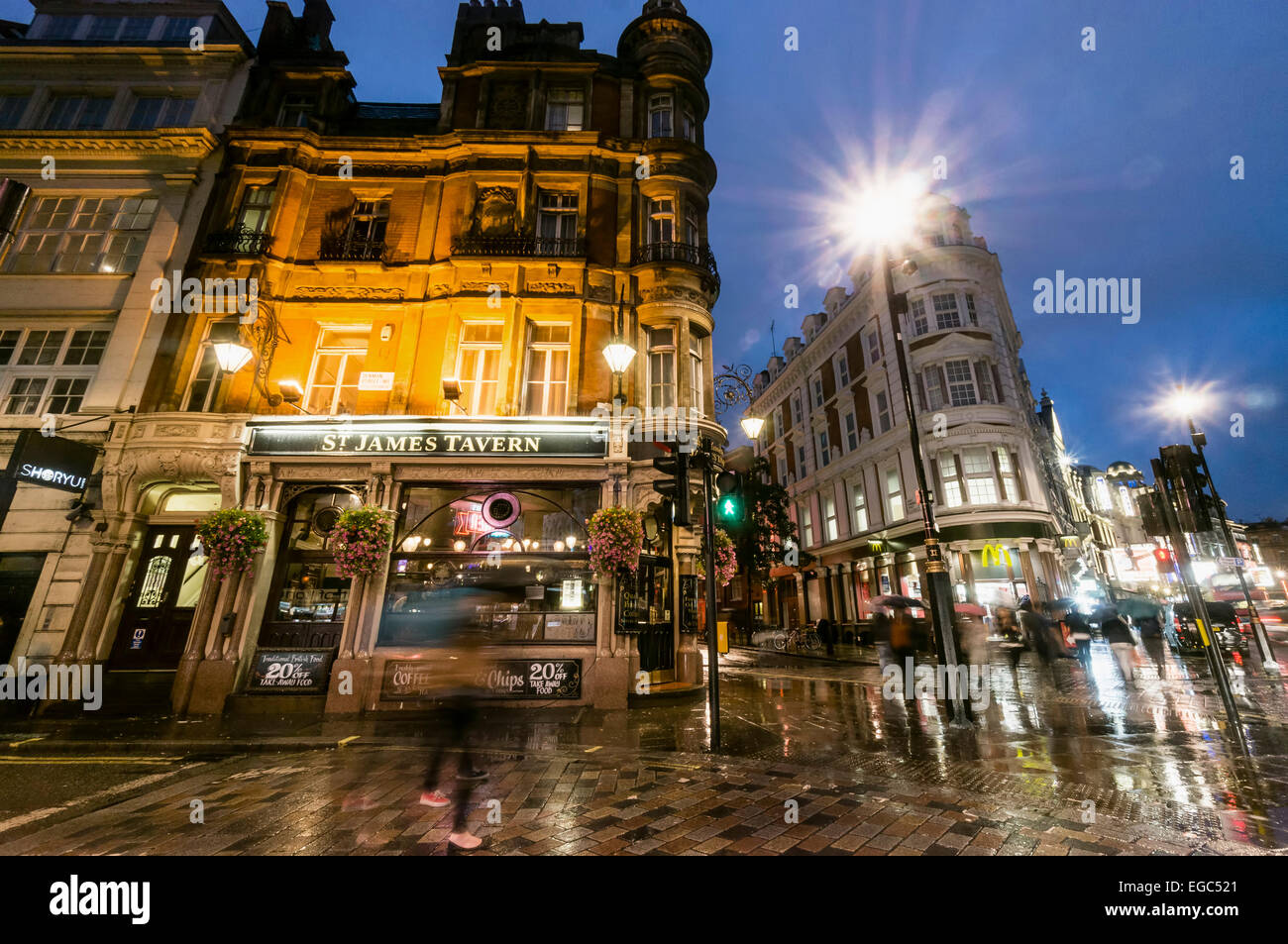San Giacomo taverna, pioggia, West End, Soho, London, Regno Unito Foto Stock