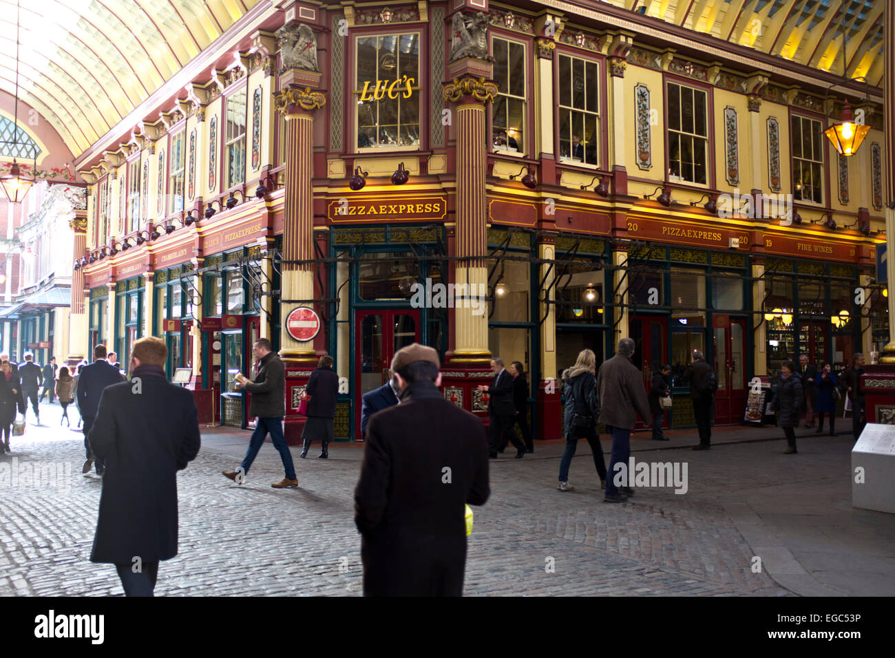 Mercato Leadenhall usato per essere un luogo di mercato nel quartiere finanziario di Londra ma ha ora morphed in un Gents luogo di incontro,Londra Foto Stock