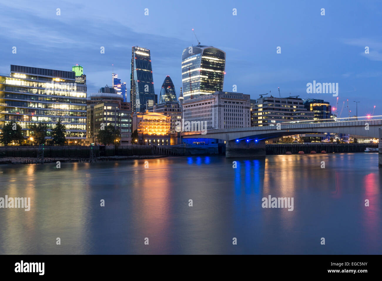 Il fiume Tamigi, architettura moderna nel quartiere finanziario nella City di Londra, il Goerkin , torre 42, Leanenhall Edificio, REGNO UNITO Foto Stock