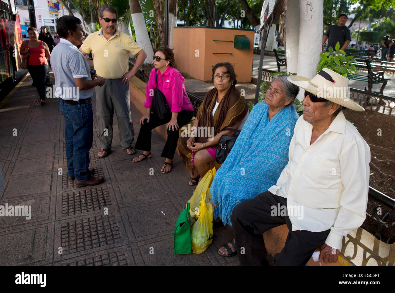 Persone che parlano in Plaza Grande, Merida, Messico Foto Stock