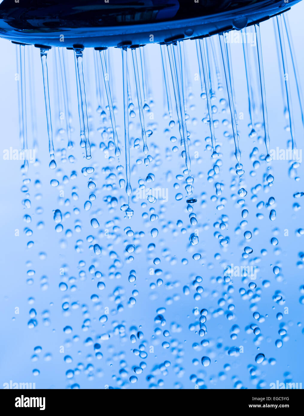 Testa di doccia con acqua corrente, close up Foto Stock