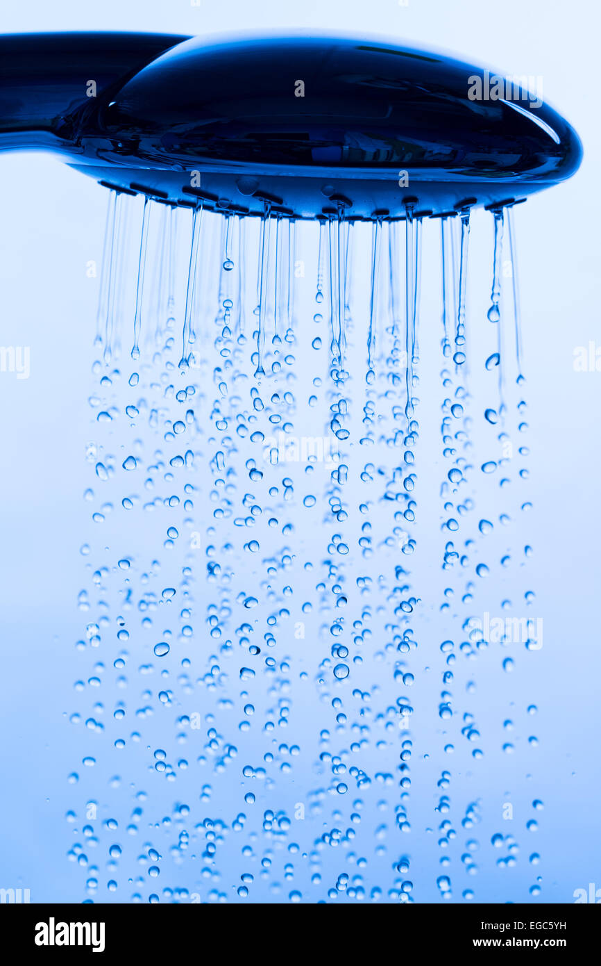 Testa di doccia con acqua corrente, close up Foto Stock