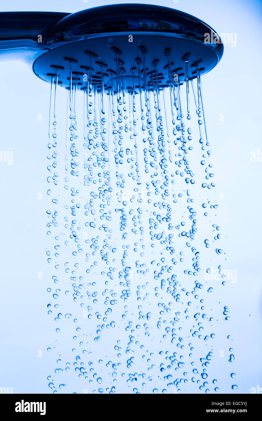 Testa di doccia con acqua corrente, close up Foto Stock