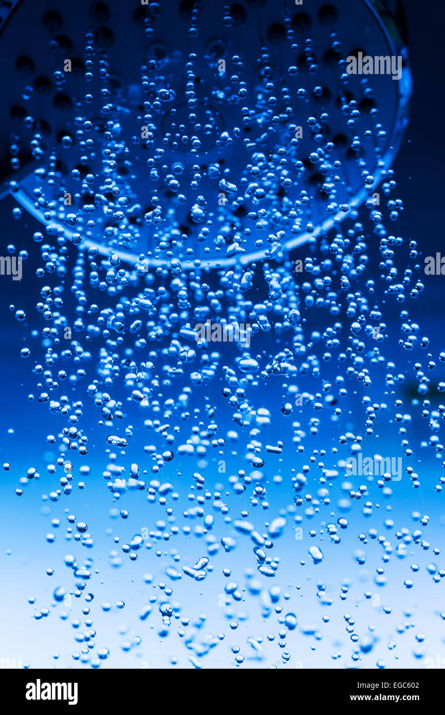 Testa di doccia con acqua corrente, close up Foto Stock