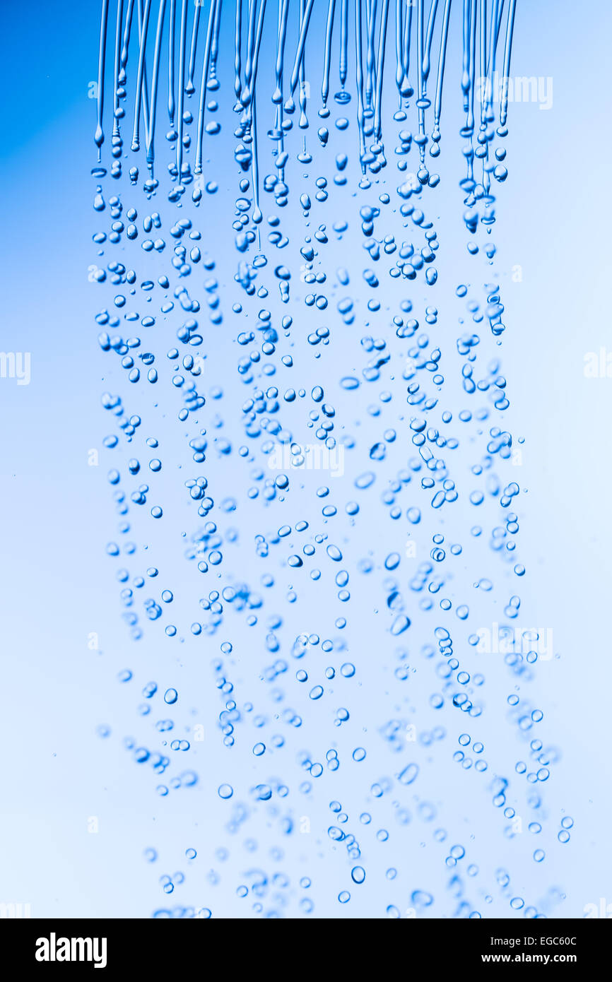 In funzione del flusso di acqua, sfondo blu Foto Stock