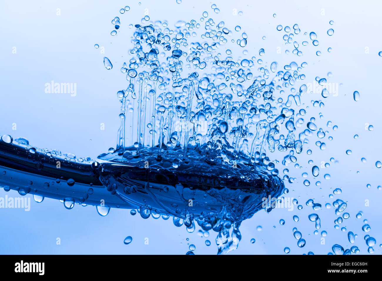 Testa di doccia con acqua corrente, close up Foto Stock