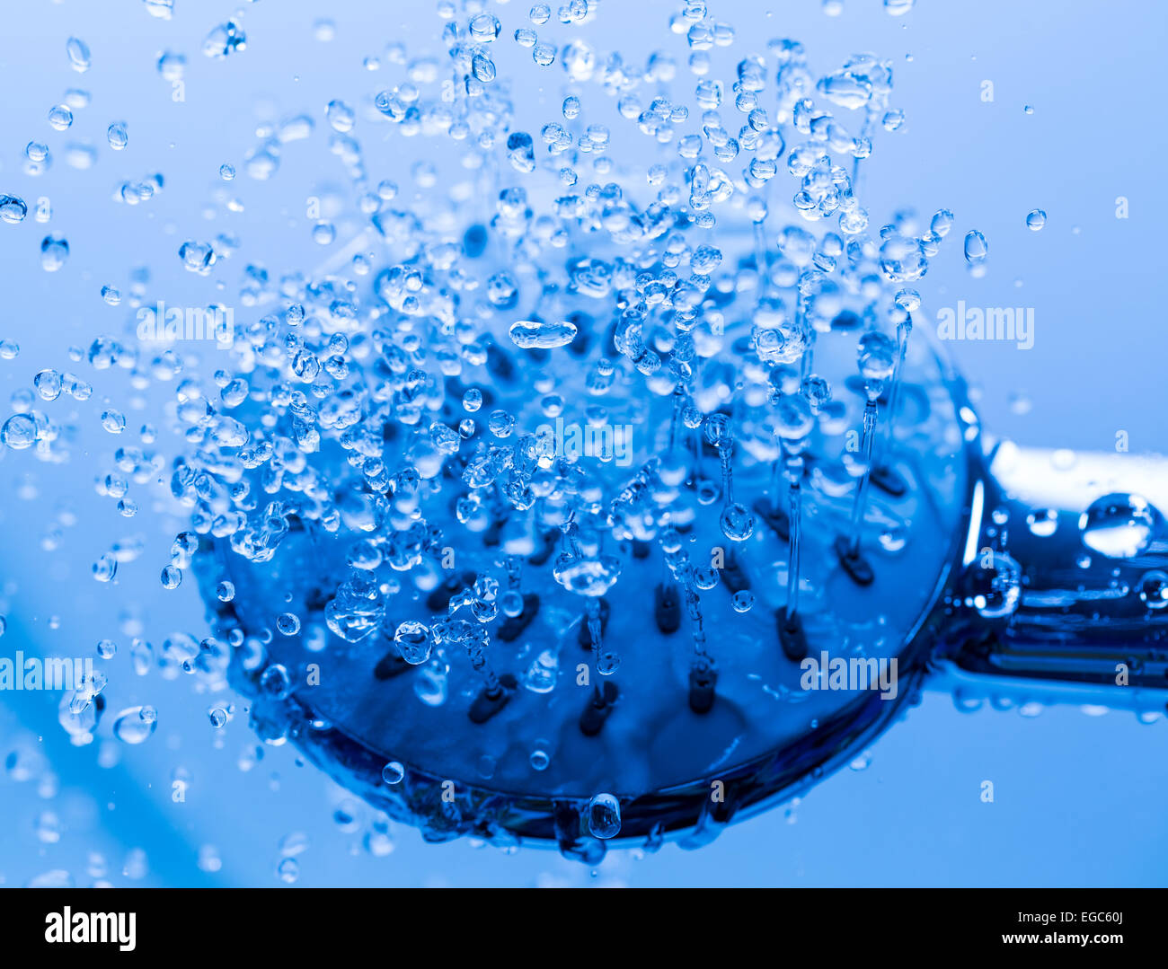 Testa di doccia con acqua corrente, close up Foto Stock