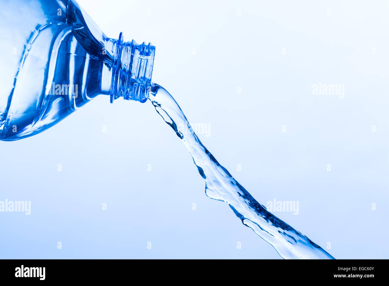 Acqua fredda versando da una plastica trasparente bottiglia, close up Foto Stock