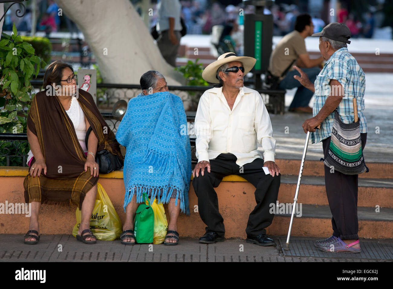 Persone che parlano in Plaza Grande, Merida, Messico Foto Stock