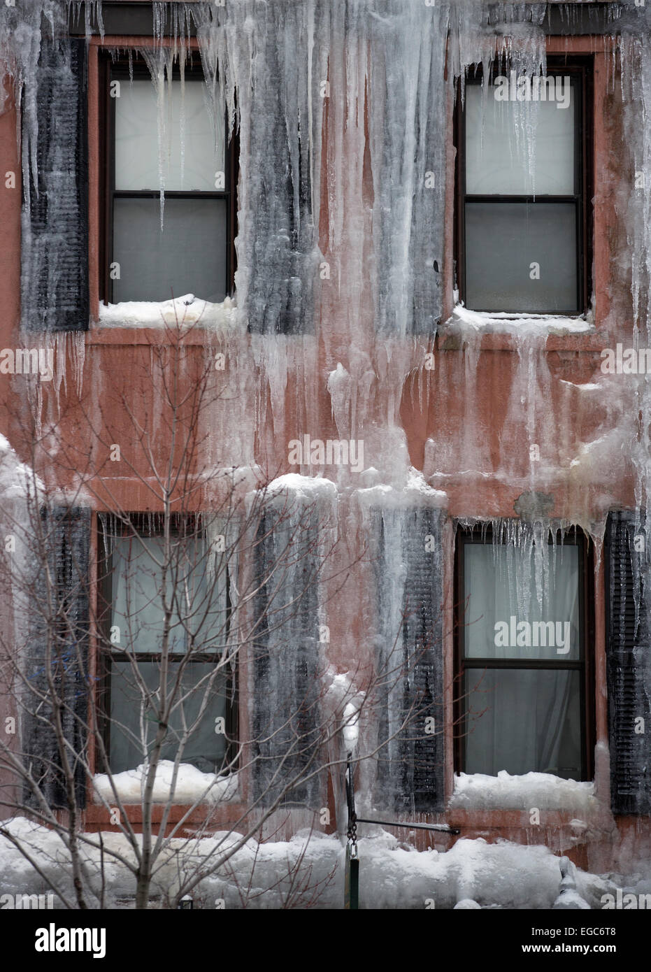 Neve e ghiaccio su un edificio di Boston Massachusetts Foto Stock