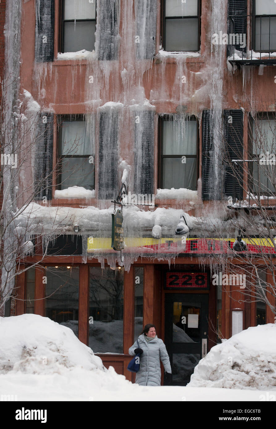 Neve e ghiaccio su un edificio di Boston Massachusetts Foto Stock
