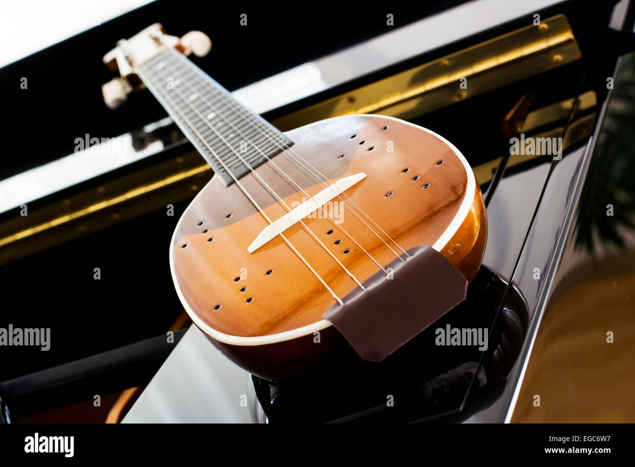 Strumento musicale dal Balkan tamburitza closeup collocato su un pianoforte Foto Stock