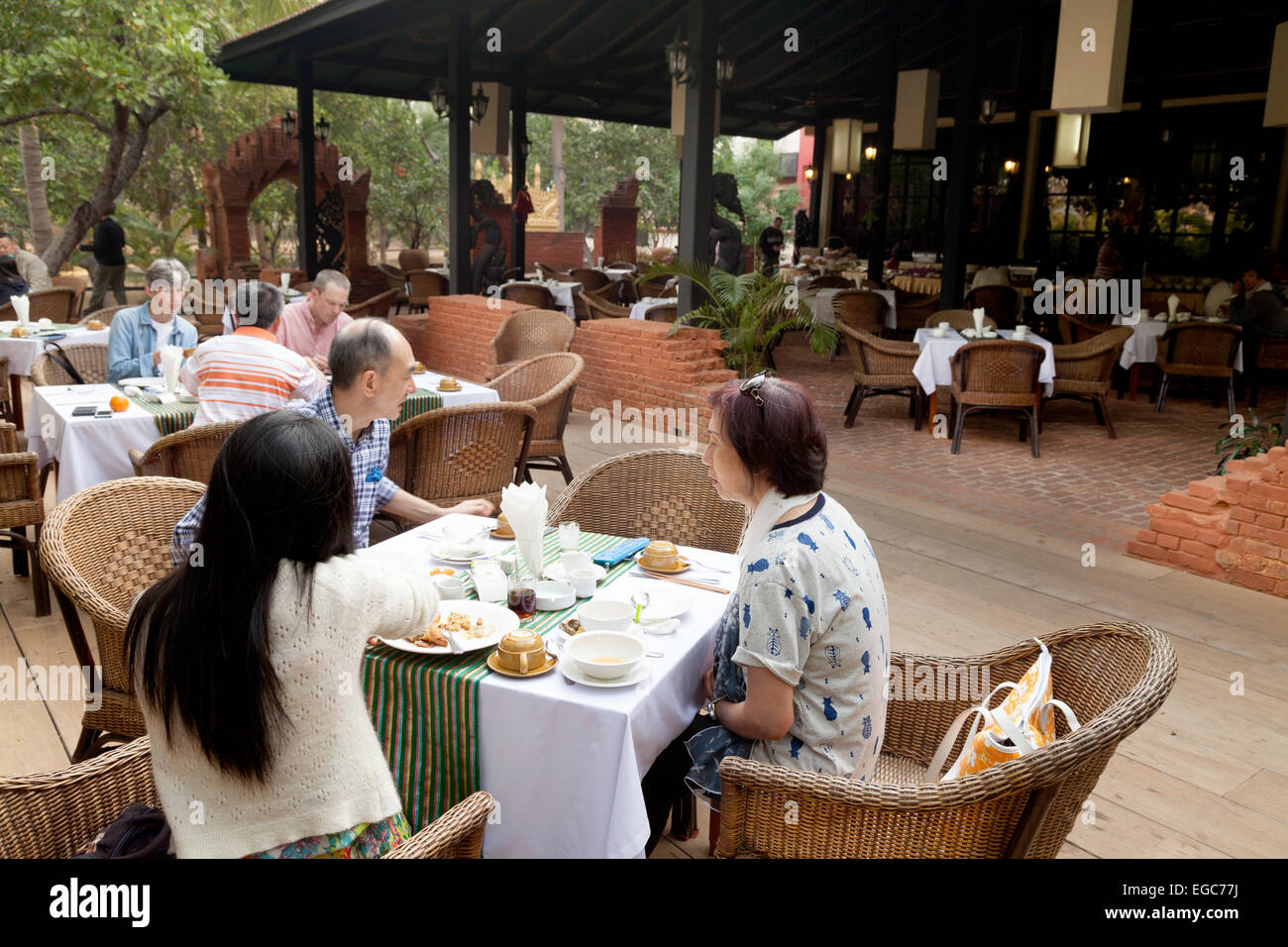Gli ospiti dell'albergo con prima colazione; il sorprendente Bagan Resort Hotel, Bagan, Myanmar ( Birmania ), Asia Foto Stock