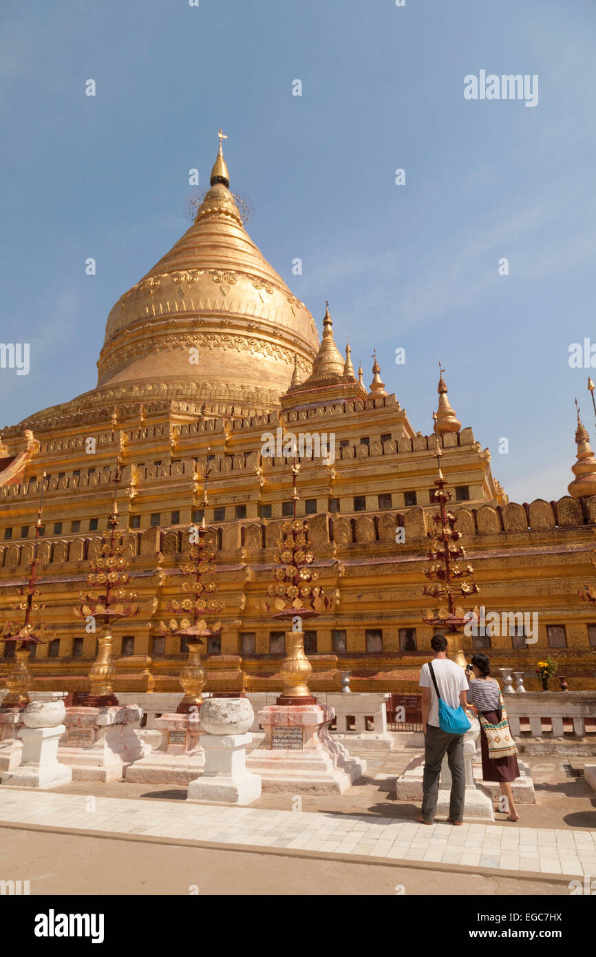 I visitatori a Shwe Zi Gon pagoda, Bagan, Myanmar ( Birmania ), Asia Foto Stock